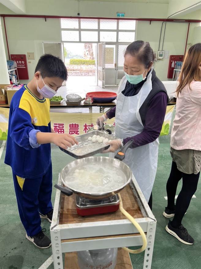 台南市官田國小五年級20位師生製作菱角元宵，幫全校師生午餐加菜。（台南市官田國小提供／劉秀芬台南傳真）