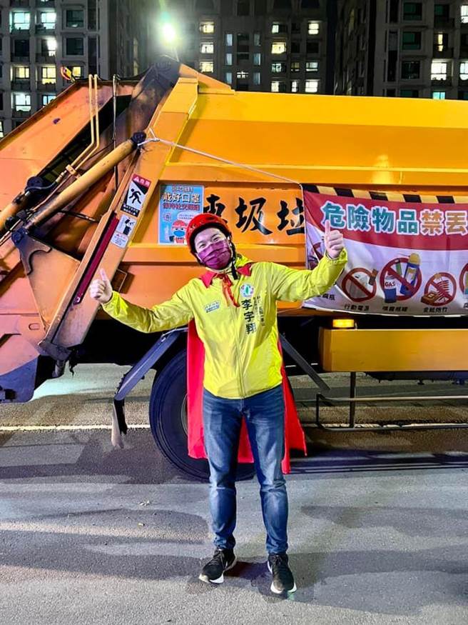 李宇翔为了让乡亲更认识，近日都骑车赶在垃圾车前头抢先一步问候民眾，令民眾直呼「太认真啦！」。（翻摄自李宇翔脸书／戴上容新北传真）