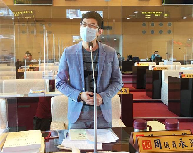 市議員周永鴻抨擊說，中市教育局於2016年重新提出相關要點，規定學生不得列為導護志工，就應該落實執行，並協調交警、義交來支援。（市議員周永鴻提供）