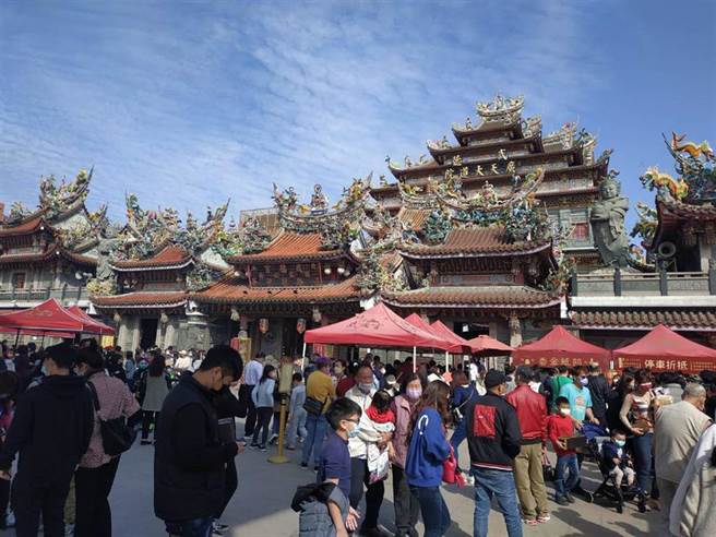 指挥中心宣布，明起(16日)起政治人物可以跑摊。图为民眾到庙里拜拜。（张朝欣摄）