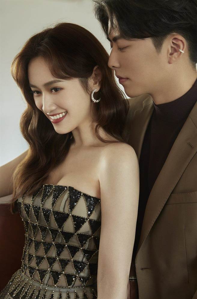 吴姗儒与王阳开佩戴伯爵珠宝和腕表拍摄婚纱照，奢华加持更添光芒。（PIAGET提供）