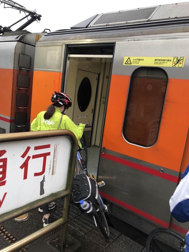 石先生帶著家人朋友到宜蘭兩鐵旅行，回程時在福隆車站，小女兒正要上車，車門就突然關閉，險些連人帶車被夾到；妻女等7人來不及上車就眼睜睜看著自強號開走，延誤2個多小時才返抵中部。（石先生提供／謝瓊雲彰化傳真）