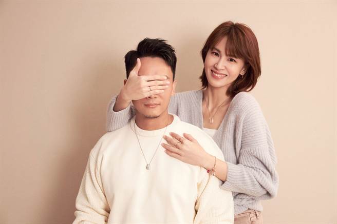 曾沛慈挑选PANDORA挂锁与钥匙系列珠宝，诠释两人紧密相繫的爱情。（PANDORA提供）