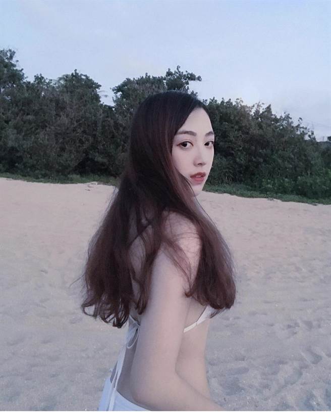新北正妹女警许恬恬在个人IG晒出多张性感比基尼照(翻摄许恬恬IG)