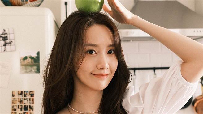 潤娥近日登上時尚雜誌罕見秀出火辣身材。（圖／IG@limyoona__official）