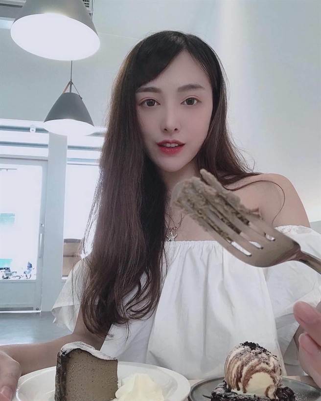 新北超绝美正妹女警许恬恬在个人IG晒出多张气质穿搭及比基尼照(翻摄许恬恬IG)
