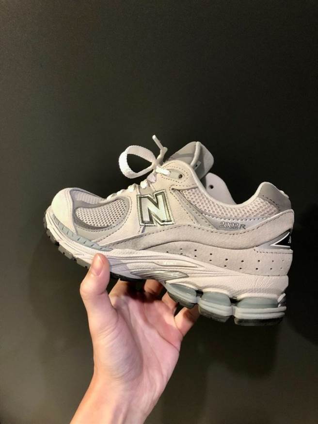 原PO指出，近日在拍賣網站上看到一雙和自己同款不同色的NB球鞋，剛好是女友的尺寸。（圖／翻攝自Dcard）