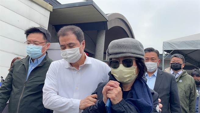 林崑海元配张秀在弟弟、三立总经理张荣华以及立委赵天麟陪同下离开灵堂时，沿路不停啜泣拭泪。（洪靖宜摄）