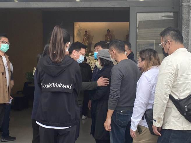涌言会成员立委赵天麟现身林崑海灵堂致意，对元配张秀抚肩安慰。（石秀华摄）