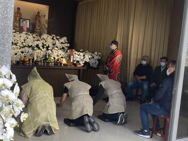 林崑海的儿女们在灵堂前向父亲祭拜。（石秀华摄）