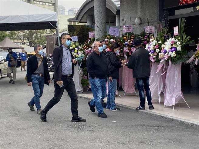 年代集团董事长练台生（右二）至林崑海的简易灵堂上香致意。（石秀华摄）