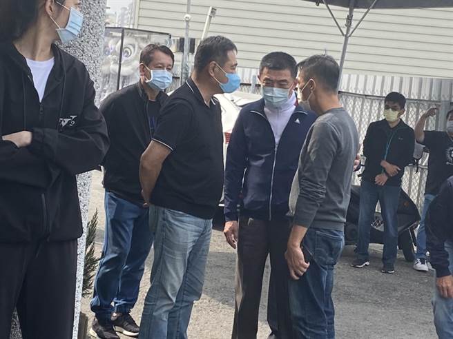 向来被外界视为和海董关系匪浅的警政署副署长刘柏良也突然出现致意。 （石秀华摄）