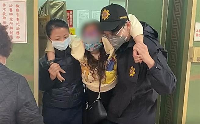 台中市军人杀子案，检方15日进行解剖相验，刘女到场情绪崩溃、再度哭瘫。（民眾提供／冯惠宜台中传真）