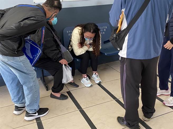 台中市军人杀子案，检方15日进行解剖相验，刘女到场情绪崩溃、再度哭瘫。（民眾提供／冯惠宜台中传真）