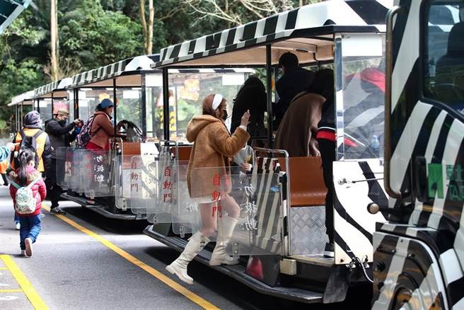 台北市15日起微解封，动物园等场馆取消预约制。不过动物园人潮没有明显变化，许多民眾甚至不知道已开始放松管制。（邓博仁摄）
