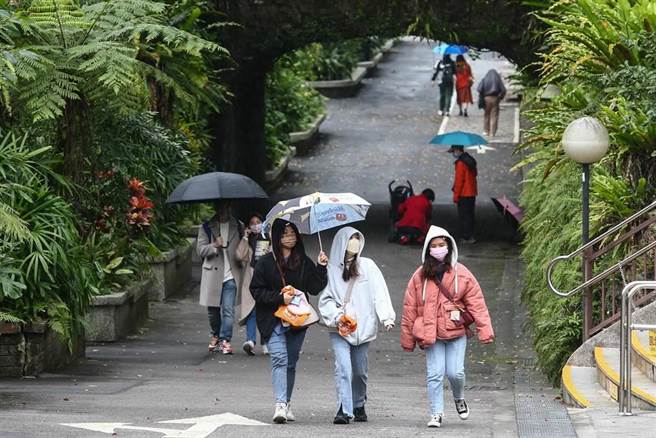 台北市15日起微解封，动物园等场馆取消预约制。不过动物园人潮没有明显变化，许多民眾甚至不知道已开始放松管制。（邓博仁摄）
