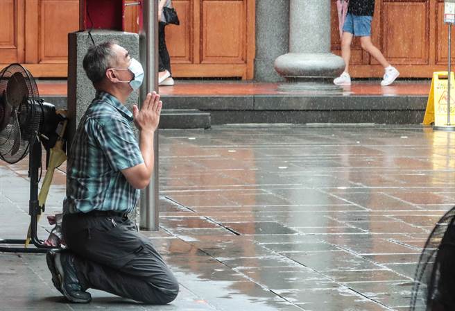 本土疫情趋缓逐渐控制，内政部次长陈宗彦今天表示，16日起将适度松绑春节期间宗教场所及宗教集会活动的防疫措施，包括民选公职人员、政府官员禁跑摊、宗教场所禁饮食、禁提供籤筒供盘及容留人数限制等措施，皆予取消。图为虔诚的信徒跪地专注祈祷。(粘耿豪摄)