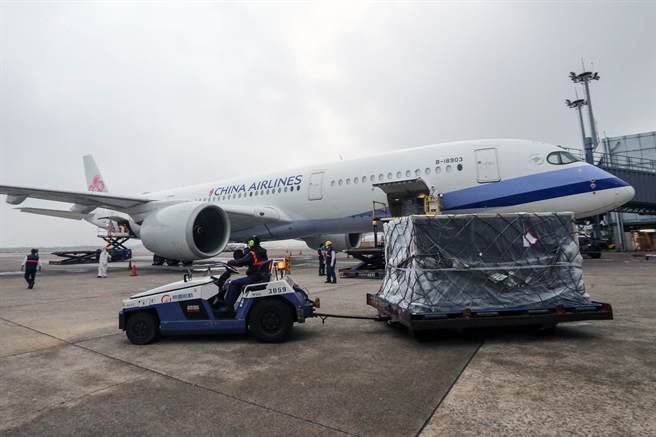 台灣自購140.48萬劑莫德納疫苗15日下午運抵桃園機場。（陳麒全攝）