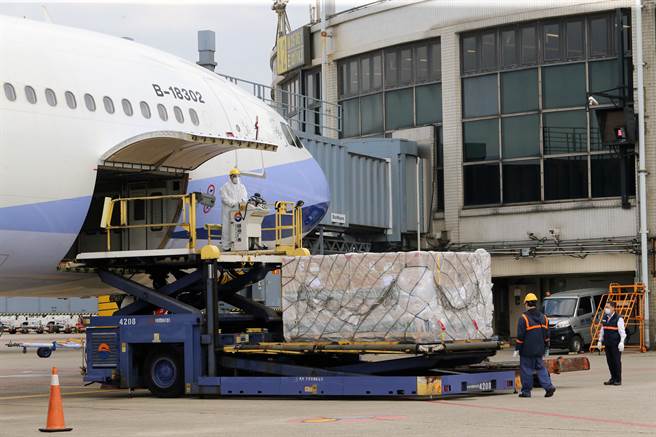 140.48萬劑莫德納疫苗抵台後，完成通關作業送指定冷儲物流中心存放，待檢驗封緘作業後供計畫所列對象接種。（陳麒全攝）