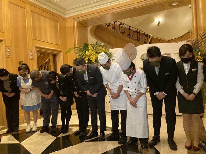 西华饭店餐饮部经理杨凯琅率领员工于接待大厅，向死忠的顾客鞠躬致谢。（西华提供）