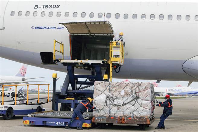 指揮中心表示，這批140.48萬劑莫德納效期至4月25日。（陳麒全攝）