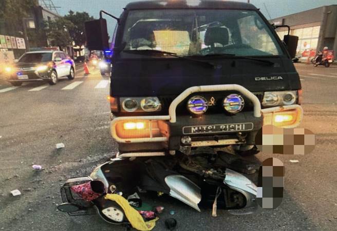 箱型車攔腰撞上，黃婦送醫後不治。（翻攝照片／李京昇苗栗傳真）