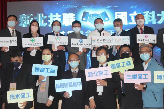 新北市教育局今宣布与台湾科大等12所国立科大及新北市26所技术型高中携手启动国立科大人才培育合作机制，新北市长侯友宜出席致词。（陈慰慈摄）