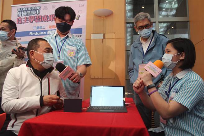 三重商工同学以程式设计和电路量测波肤电导率完成「简易测谎机」，新北市长侯友宜体验并进行测谎。（陈慰慈摄）