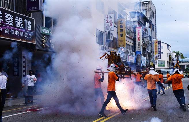 台東元宵節盛事炮炸寒單及聯合遶境已連續第2年取消，但未禁止單一宮廟上街。（蔡旻妤攝）