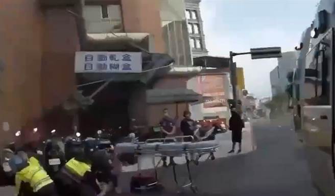 蘇男不願意受檢與警方爭執，最後被噴辣椒水、壓制在地，導致癲癇發作。（翻攝畫面）