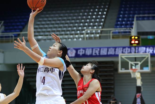 永仁张聿敏（左）放眼篮板后头衔。（高中体总提供）