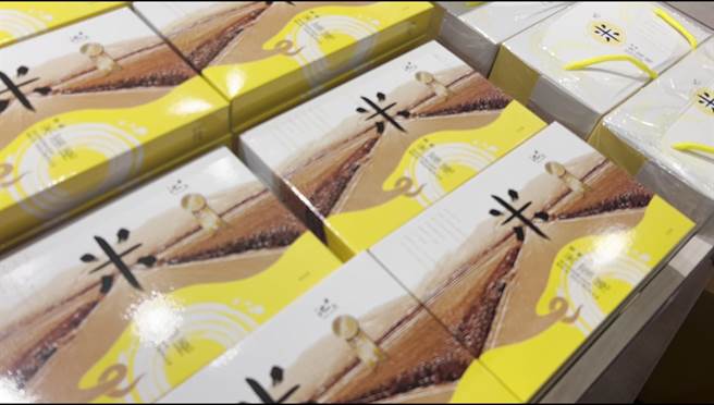 财团法人中华民国消费者文教基金会15日公布多款市售零食採样报告，其中台东县池上乡农会手工蛋卷的外包装上所标示钠含量与标示不符，对此池上乡农会秘书黄荣栏回应，因委托代工厂的电脑资讯软体发生问题所致。（民眾提供／蔡旻妤台东传真）