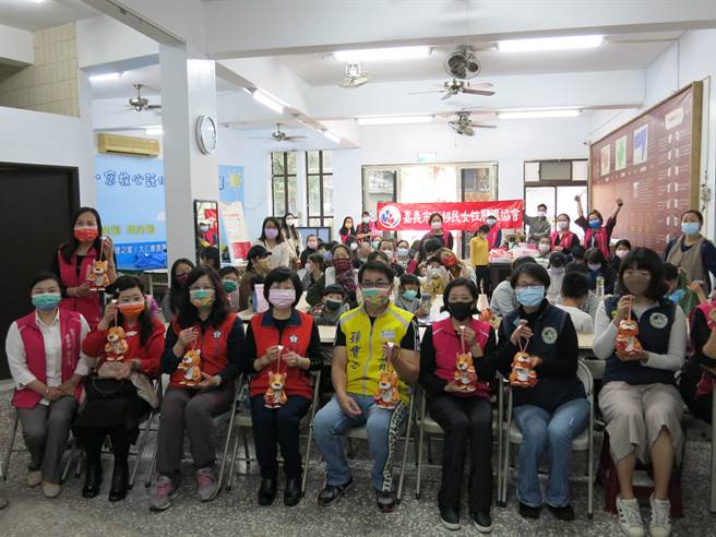 元宵习俗大不同，移民署邀新住民搓汤圆分享多元文化。(移民署嘉义市服务站提供)