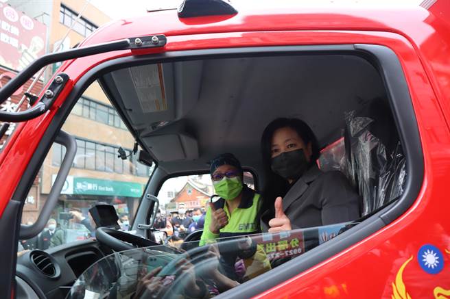 已逝的慶順阿伯委託友人陳美枝（左）代為捐贈一輛消防車給新竹市消防局，15日上午舉辦捐贈儀式，副市長沈慧虹（右）鳴笛象徵啟用。（邱立雅攝）