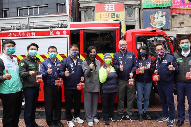 慶順阿伯離世前表示想捐贈一輛消防車予新竹市消防局，委託友人陳美枝（右五）協助處理，15日上午在城隍廟廣場舉辦捐贈儀式。（邱立雅攝）