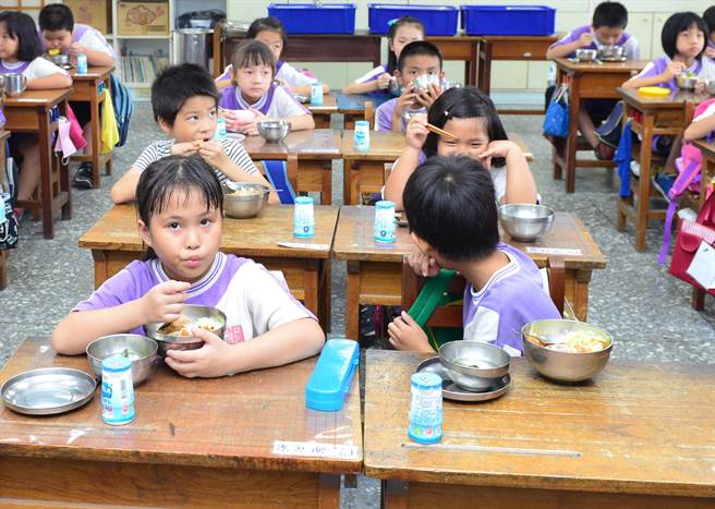 苗栗市公所新学期开始补助市内12所国中、国小学生营养午餐费用的一半金额。（李京升摄）