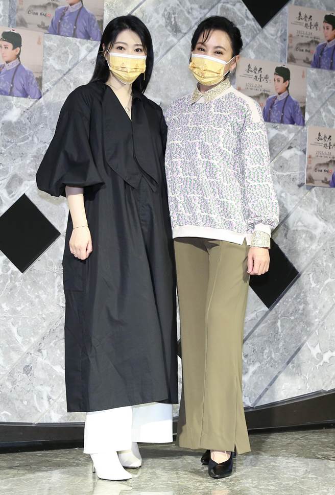 陳亞蘭邀請曹雅雯跨刀演唱《嘉慶君遊臺灣》主題曲〈嘉慶君〉，並合唱片尾曲〈遊臺灣〉。（陳俊吉攝）