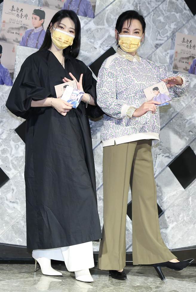 陳亞蘭邀請曹雅雯跨刀演唱《嘉慶君遊臺灣》主題曲〈嘉慶君〉，並合唱片尾曲〈遊臺灣〉。（陳俊吉攝）