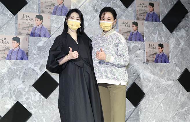 陳亞蘭邀請曹雅雯跨刀演唱《嘉慶君遊臺灣》主題曲〈嘉慶君〉，並合唱片尾曲〈遊臺灣〉。（陳俊吉攝）