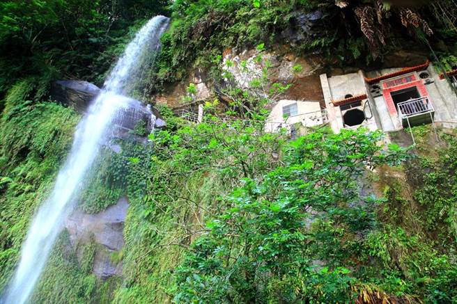 林姓男子在新北市新店区热门观光景点、银河洞瀑布附近开设景观餐厅，新北市政府发现林男未经申请许可，占用2处山坡林地，经要求限期拆除后，日前遭检举持续非法营业。（银河洞瀑布资料照，新北市观旅局提供）