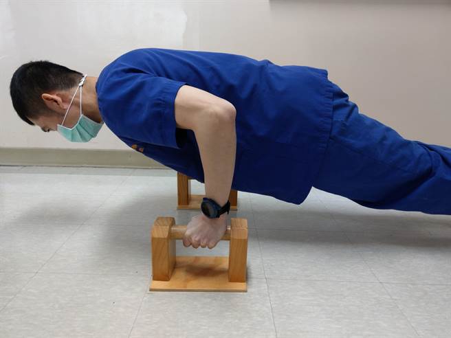 卫生福利部桃园医院新屋分院復健科职能治疗师王峙雄指出，近期受疫情影响，居家运动兴起，不少人为加强体适能，每天会在家做运动。（桃园医院提供／陈梦茹桃园传真）