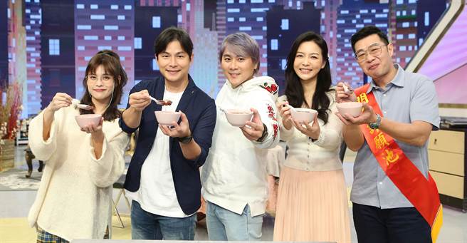 夏宇童、孫協志、王仁甫、何蓓蓓與馬力歐開工並吃湯圓慶元宵。（民視提供）