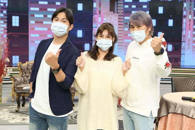 左起孫協志、夏宇童與王仁甫元宵節開工錄影。（民視提供）