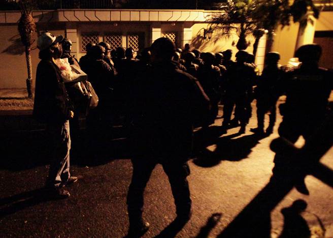 员警包围叶南德兹住处。(图／路透社)