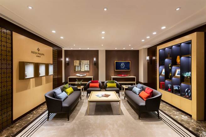 百达翡丽东区全新形象店的VIP室犹如欧洲富豪贵族的客厅，提供私密的赏表空间。（Patek Philippe提供)