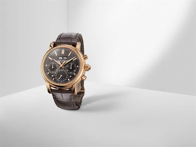 百达翡丽为庆祝新店开幕，展售一款编号5204R-011万年历计时码表，921万1000元。（Patek Philippe提供)