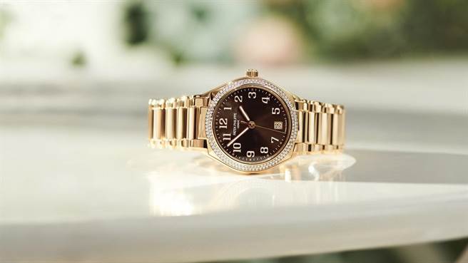 Twenty~4系列全新作品编号7300/1200-011女表，144万9000元。（Patek Philippe提供)