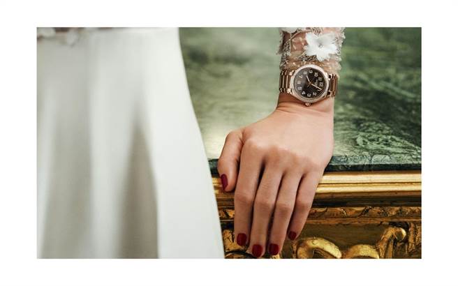 Twenty~4系列全新作品编号7300/1200-011女表，完美诠释当代女性刚柔并济的特质。（Patek Philippe提供)