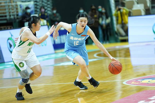 金瓯游沁桦（右）是球队攻守重心。（高中体总提供）