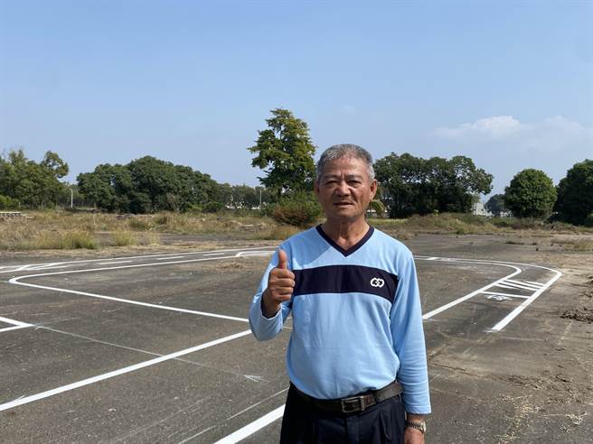 嘉义县大林镇民代表会主席谢明瑞提供自家土地画设机车考照标准标线，让镇民可在考照前到此练习。（张亦惠摄）